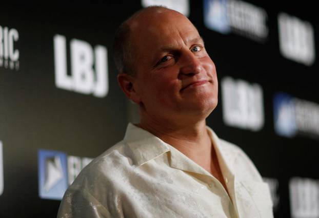 Вуди Харелсон нападнал маж во бар, вели било во самоодбрана