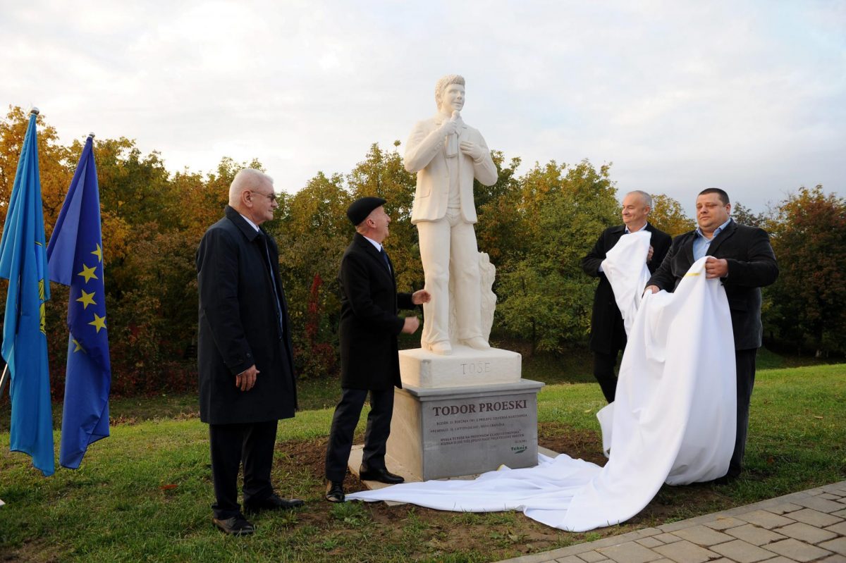 (Галерија) Свечено откриен споменикот на Тоше Проески во Хрватска: Статуата е симбол на пријателството меѓу Крушево и Нова Градишка