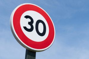 Европските парламентарци бараат максимално ограничување на брзината на 30 км/ч во населените места