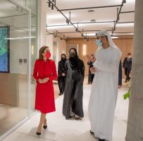 Жарко црвена за средбата со Омар Султан: Првата дама шик во Дубаи