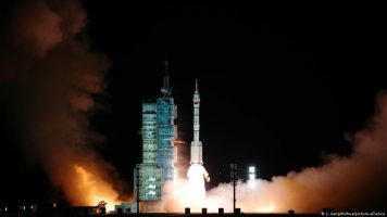 Кинеските астронаути ја почнаа шестмесечната мисија во вселенската станица