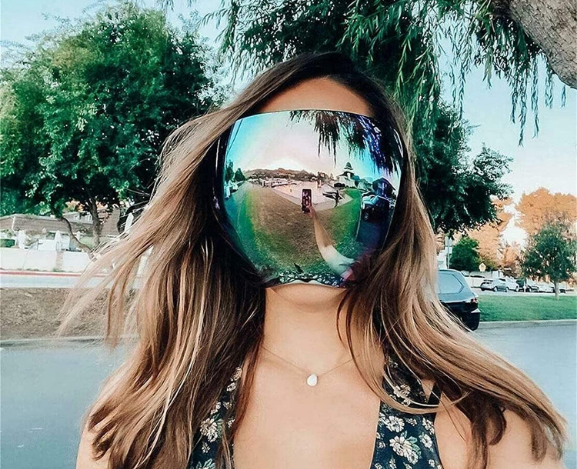 Очила за сонце кои го покриваат целото лице се нов моден тренд