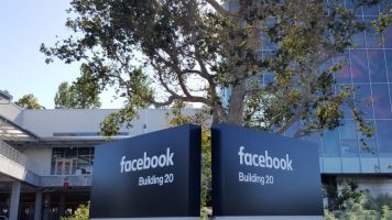 Facebook отстранил над три милијарди лажни профили