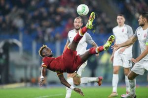 Абрахам со два гола, Рома во нокаут фазата на Конференциската лига