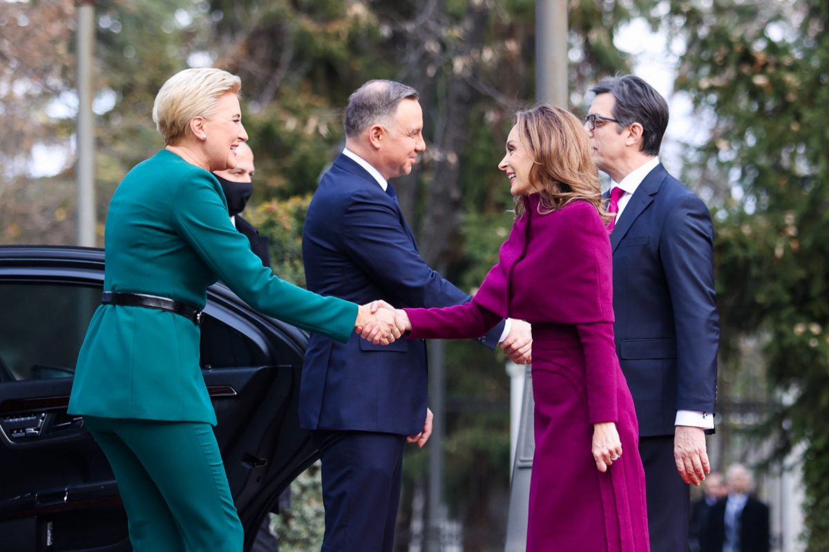 Бети со фустан во стилот на Меланија Трамп ја пречека сопругата на полскиот претседател