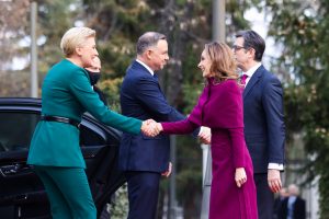 Бети со фустан во стилот на Меланија Трамп ја пречека сопругата на полскиот претседател