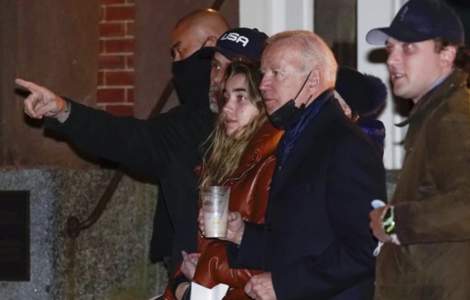 (Видео) Бајден повторно виден на јанво место без маска