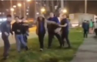 (Видео) Група мажи среде Москва претепаа Русин пред неговиот син