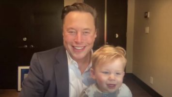 (Видео) Илон Маск го донесе синот на работа, а тој му го украде шоуто на состанокот