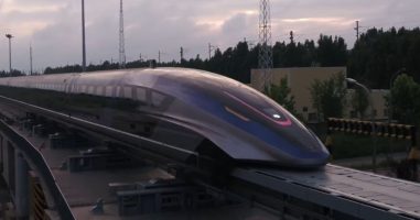 (Видео) Кина го пушти во сообраќај најбрзиот воз во светот со кој од Пекинг до Шангај може да се стигне за само 2,5 часа