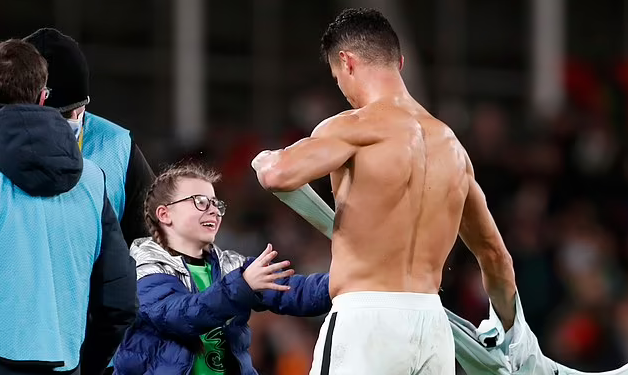 (Видео) Кристијано Роналдо ѝ го подари дресот на расплакано девојче по мечот со Ирска во Даблин