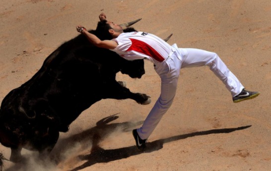 (Видео) Маж почина откако бил прободен од бик на улична трка во Шпанија
