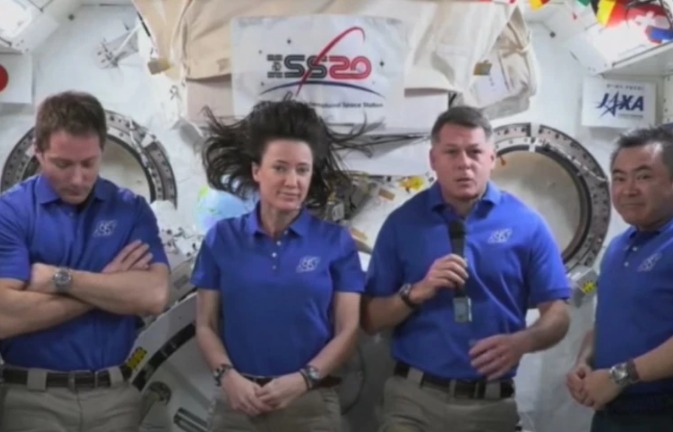 (Видео) Откако им се расипа тоалетот астронаутите на НАСА мораат да носат пелени во вселената