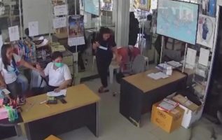 (Видео) Работнички се исплашија кога огромен гуштер им влезе во канцеларија