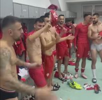 (Видео) Радости во соблекувалната: Македонската репрезентација со песна ја слави победата