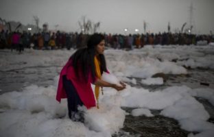 (Видео) Токсична пена ја покри светата река во Индија, но тоа не ги спречи верниците да се капат во неа