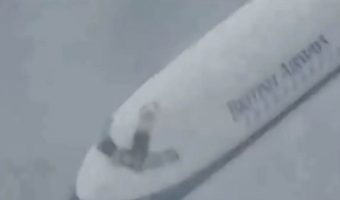(Видео) Чудото на летот 5390: Вистинска приказна за пилотот кој излета од кабината на височина од 7.000 метри и преживеа