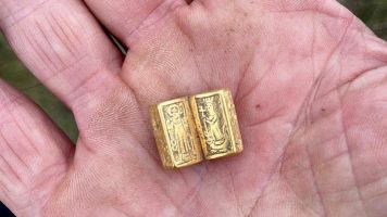 (Галерија) Минијатурна златна Библија од 15. век пронајдена во Јорк