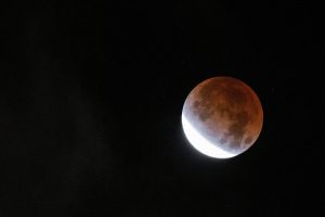 (Галерија) Најдолгото затемнување на Месечината сликано од неколку светски метрополи