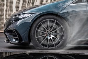 Дали Mercedes-Benz наскоро ќе ги издишува гумите при итно сопирање?