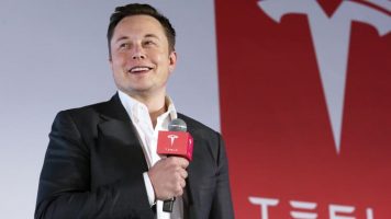 Елон Маск продаде акции на Tesla за уште една милијарда долари