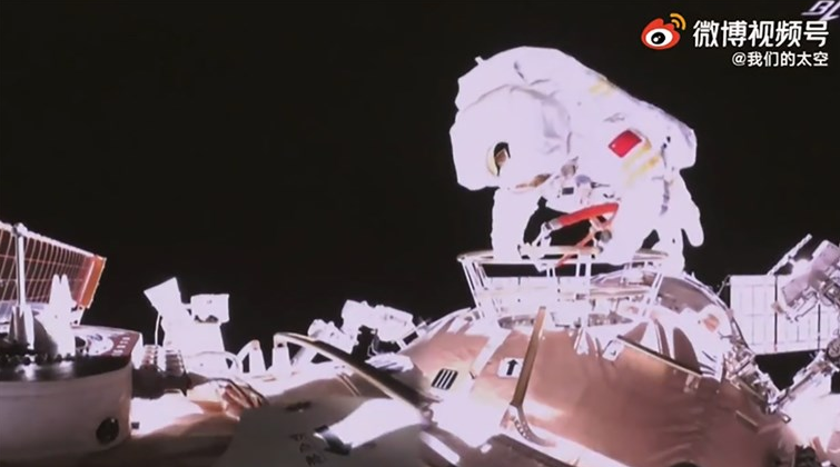 Кинеска астронаутка ја изведе историската прва вселенска прошетка (ВИДЕО)