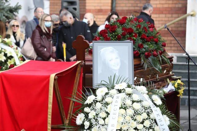 Мерима Његомир ја испратија со песната „Што је лепо кад се неко воли“, пејачката погребана во Алејата на великаните
