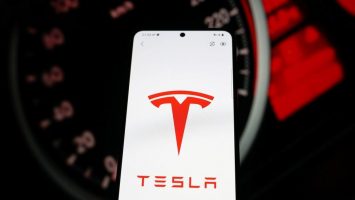 Нови проблеми за Tesla: Поради проблеми со серверот, некои возачи не можат да ги стартуваат автомобилите?!