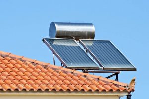Предности и недостатоци: Која е разликата помеѓу соларни панели и сончеви колектори?