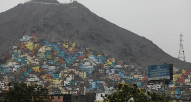Ридска населба во Лима претворена во најголемиот мурал во Јужна Америка