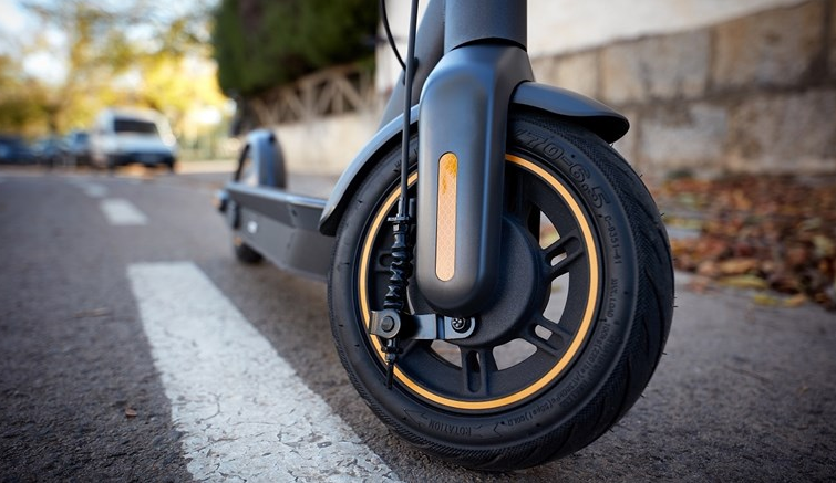 Сè повеќе европски градови воведуваат строги правила за користење електрични тротинети