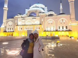 (Фото) Заслепена од убост, Атиџе повторно се вљуби во Истанбул: Хероината на медена земја на одмор во Турција