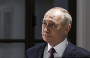 (Фото) Путин им го честита Денот на мајките на сите жени во Русија