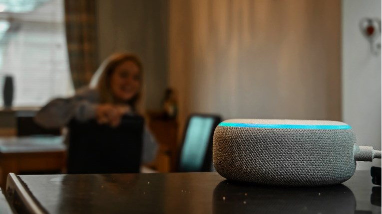 Alexa му предложи на 10-годишно девојче да стави монета во приклучок за струја