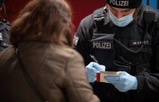 (Видео) Германски полицајци со лењири мерат растојание меѓу граѓаните на протест