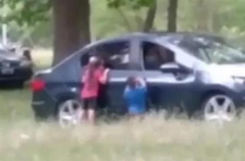 (Видео) Маж и жена ги исфрлија децата од кола за да имаат секс