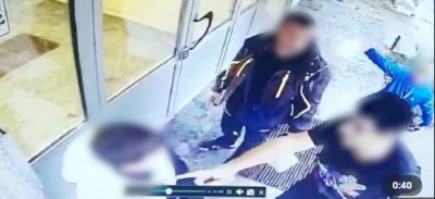 (Видео) Маж претепал дете на улица затоа што му ѕвонело на домофон