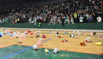 (Видео) Навивачите на Пелистер фрлаа плишени мечиња на теренот и се приклучија на светската хуманитарна акција за сиромашните деца