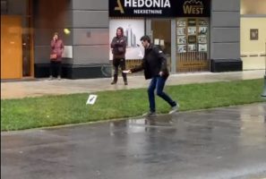 (Видео) Наместо на Австралија Опен, Ноле по фармерки играше тенис на улица во Белград
