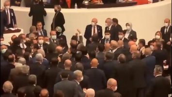 (Видео) Пратеници се тепаа во турскиот парламент, не можеа да се согласат околу буџетот