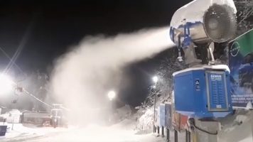 (Видео) Пуштени топовите за снег во Маврово, почнува новата ски-сезона