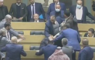 (Видео) Тепачка меѓу пратеници во парламентот