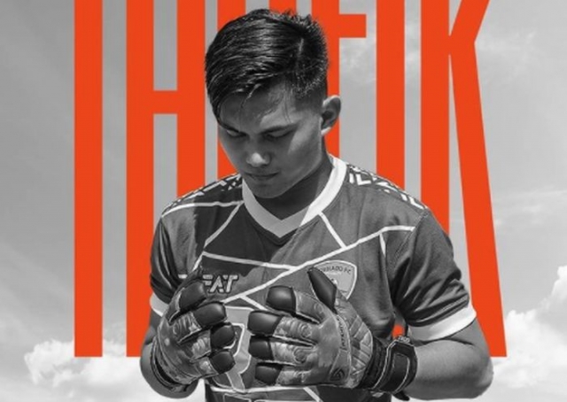 (Видео) Трагедија во Индонезија: Млад голман почина по судир со противнички играч