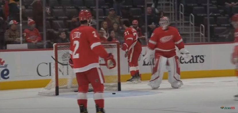 (Видео) Хокеар му го плати пивото на навивач откога го исплаши и го истури на трибините