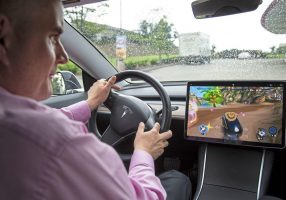 Во Tesla може да сe играат игри на инфозабавниот екран додека возилото е во движење!