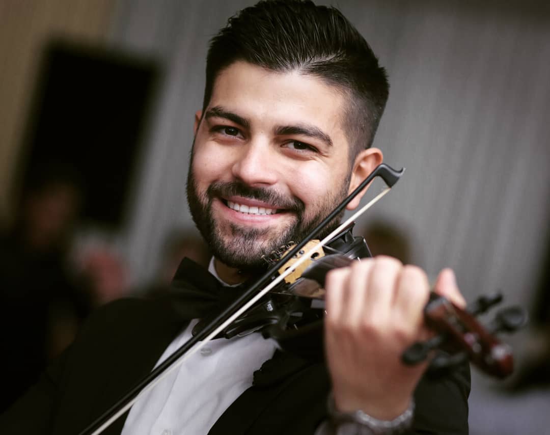 (Галерија) Виолинистот Илија Филиповски стана татко, со мекици и музика славеше за синот во кафеана