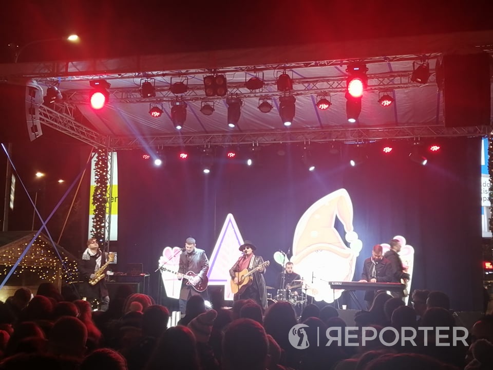 (Галерија) Со греано вино и добра музика „Нокаут“ ги врати скопјани во времето на добрите журки