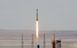Иран во вселената лансираше ракета со три истражувачки уреди
