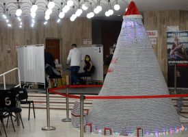 Новогодишна елка направена од 19.000 празни шишиња од вакцини е хит во Романија