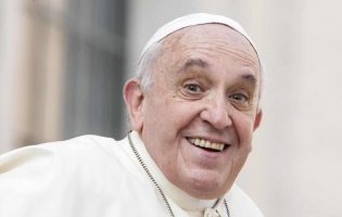 Папата за аферата на парискиот надбискуп рече дека тој само малку ја милувал и масирал секретарката